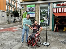 Fernando Casado, director creativo de Cantabria Telecom y Pablo Miguel López, presidente del BSR Cantabria firmaron el acuerdo el pasado viernes.