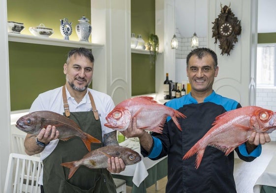 Los hermanos José Ángel y Alejandro Verdeja muestras algunos de los peces frescos con los que trabajan a diario entre sus fogones.