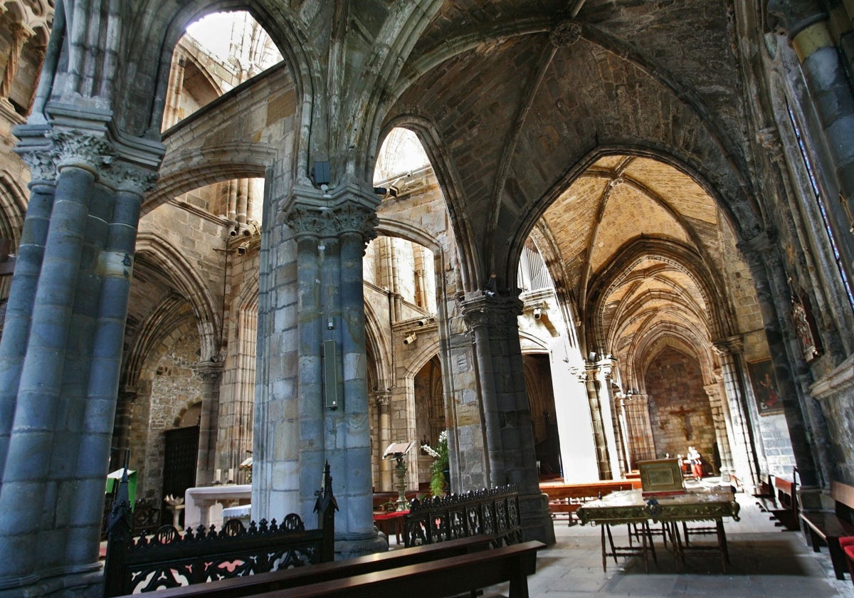 El interior de la iglesia gótica de Santa María de la Asunción en Castro Urdiales.