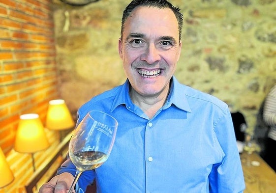 Alfredo Torrijos, con una copa de vino blanco de Cantabria.