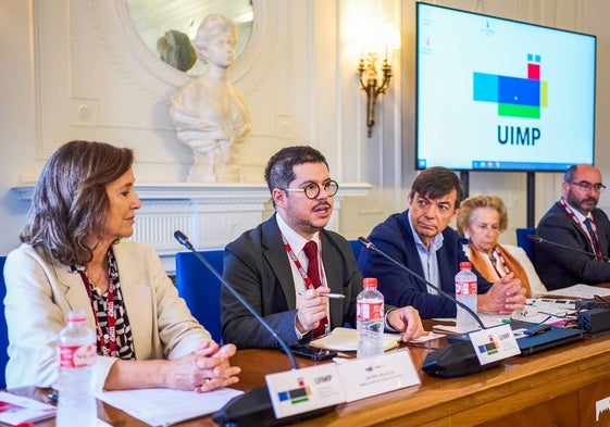 María Ángeles Osorio, Javier Velasco, Carlos Andradas, Elena García Botín y Luis San Segundo, ayer, en el Palacio de La Magdalena.