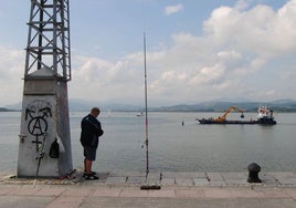 Los pescadores de recreo podrán lanzar sus cañas de nuevo desde la escollera del Pasaje por las noches.