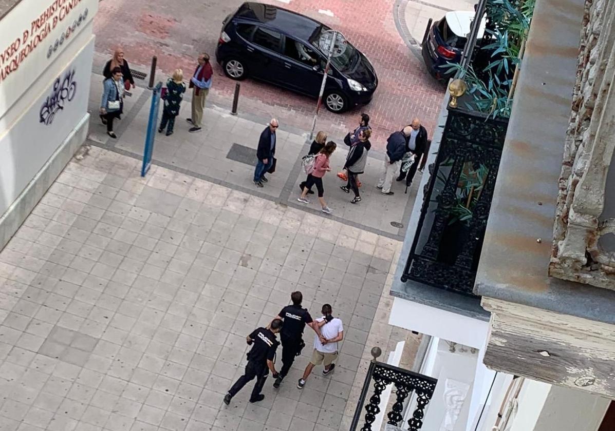 La Policía Nacional se lleva al detenido en el centro de Santander