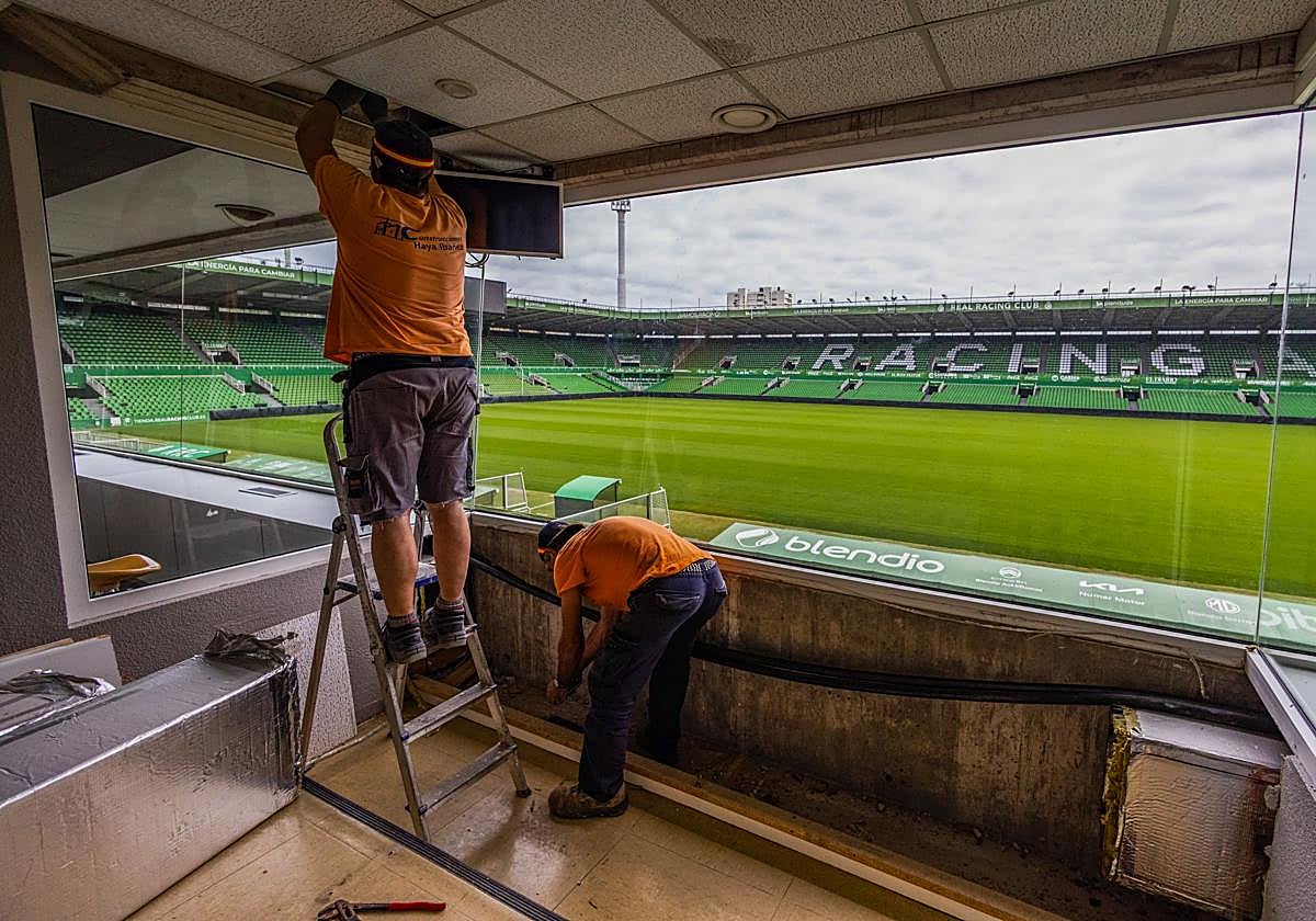 Dos operarios se afanan en la remodelación de los palcos de El Sardinero.