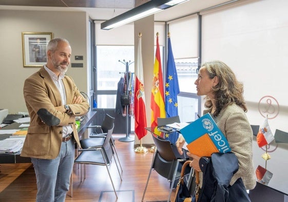 Silva junto a la presidenta de Unicef Cantabria, Isabel Cubría.