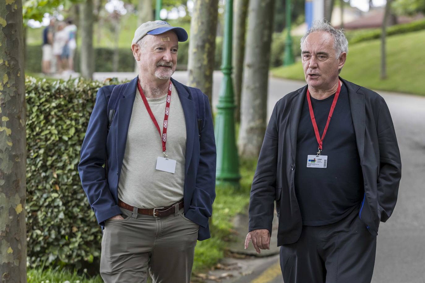 El cocinero Ferran Adrià ha destacado la «complejidad» de la cocina durante la presentación del ciclo 'En contexto', impulsado por la Universidad Internacional Menéndez Pelayo (UIMP). En la imagen junto al neurobiologo Rafael Yuste antes de entrar al curso.