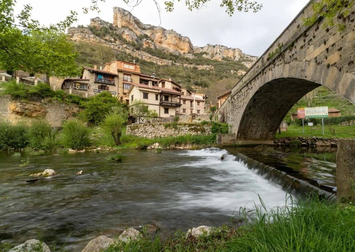 Imagen secundaria 1 - Parajes del pueblo de Sedano, Valdelateja y Tubilla del Agua.