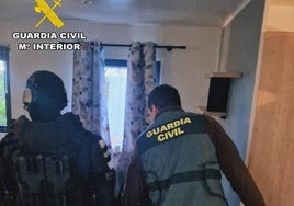 Dos agentes en el interior del bungaló en el que se encontraba el preso fugado