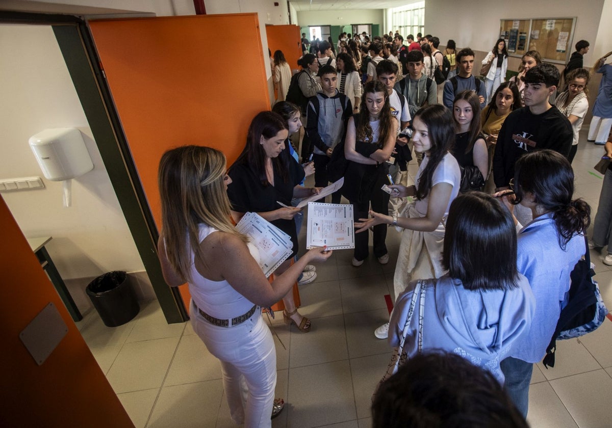 Los estudiantes de la convocatoria de junio antes de acceder a las aulas.