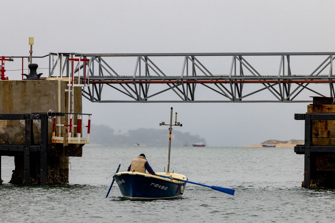 A las diez de la mañana hay muy poco tráfico de barcos en las aguas santanderinas.