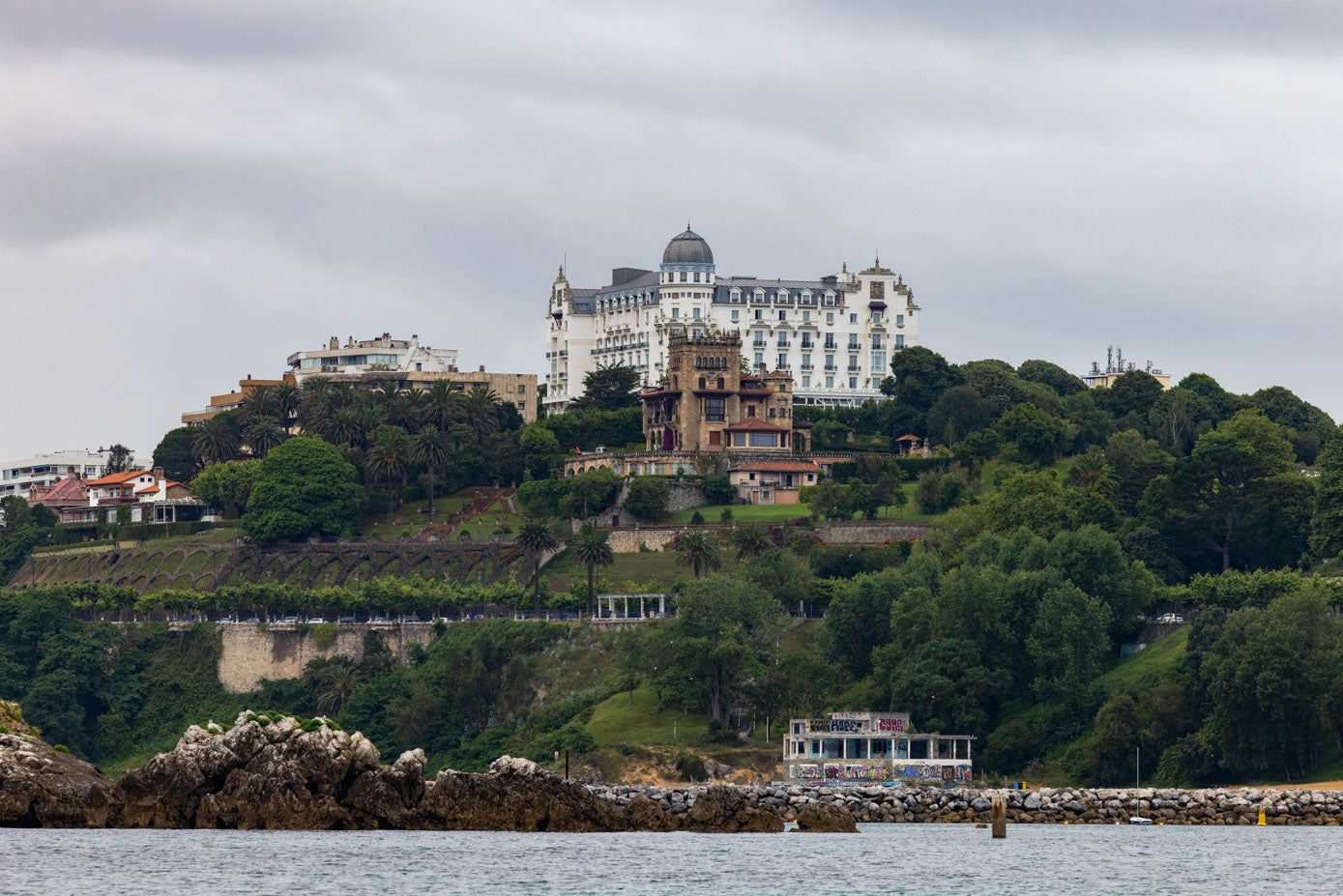 Una imagen de postal con el Hotel Real de fondo.