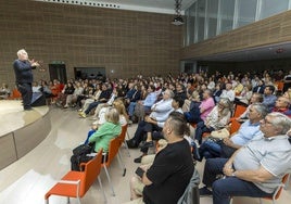 Ferrán Adrià interactuó con el público que se acercó hasta el auditorio del Centro Botín, en un encuentro ameno y divertido.