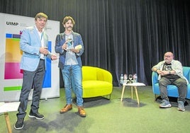 Eduardo Noriega recoge el premio de manos de Carlos Andradas, antes de la charla con Guillermo Balbona.