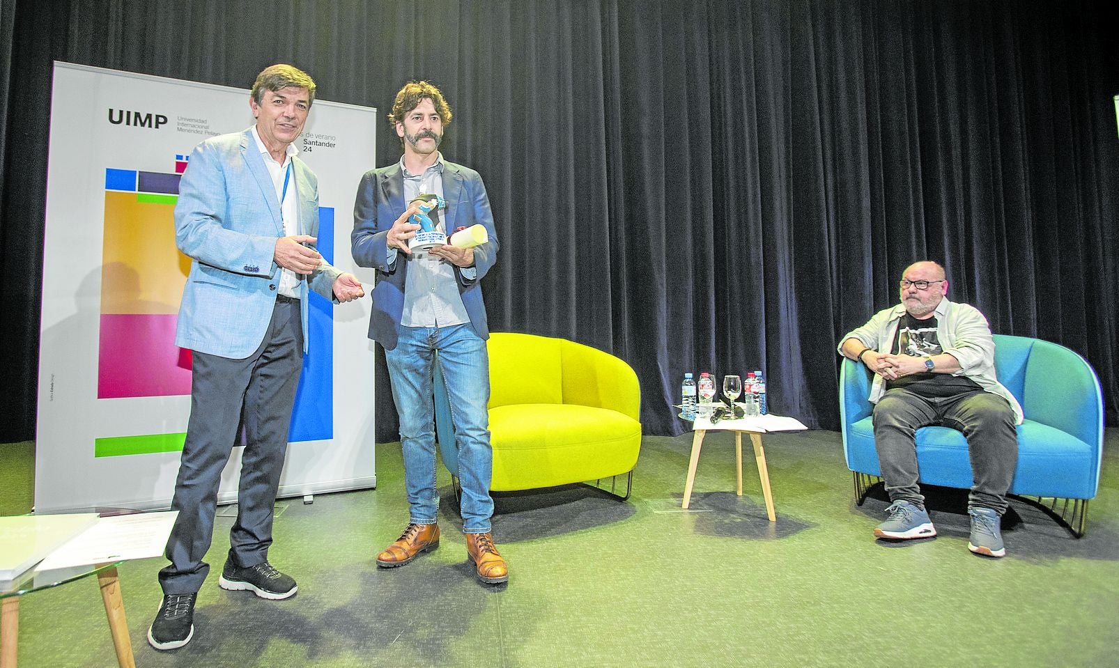 Eduardo Noriega recoge el premio de manos de Carlos Andradas, antes de la charla con Guillermo Balbona.