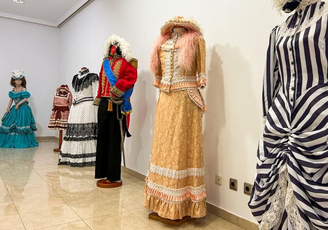 En la exposición se podrán ver 30 modelos diferentes de trajes de época