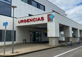 Entrada al servicio de Urgencias del Hospital de Laredo, donde la tarde del martes el atasco de pacientes obligó a derivar a Valdecilla.