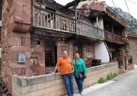 Rafael Fernández y su esposa Reyes Trueba, ante la vivienda que se les quemó en Navedo, Peñarrubia. Cientos de vecinos asistieron a la fiesta solidaria.