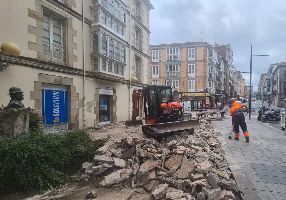 Operarios trabajan en la renovación de la Plaza de Cuatro Caños, este martes, en Torrelavega.