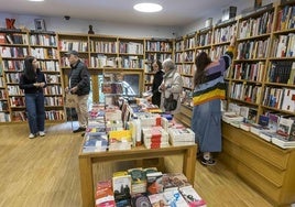 Imagen de clientes en la librería Gil.