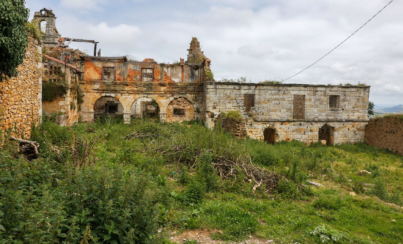 El palacio más antiguo tiene una edificiación rectangular adosada (aprovecha el muro hastial oriental del palacio barroco). Sus características responden a un canon clásico. Su cara oriental tiene una gran vista al valle del Besaya