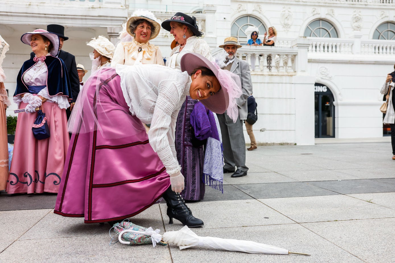 Irene Cote muesra los complementos de su traje, realizados por su madre, la diseñadora María José Mínguez. 