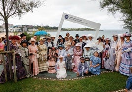 Un grupo de participantes del pasacalles inaugural de los Baños de Ola, a su llegada a los Jardines de Piquío.