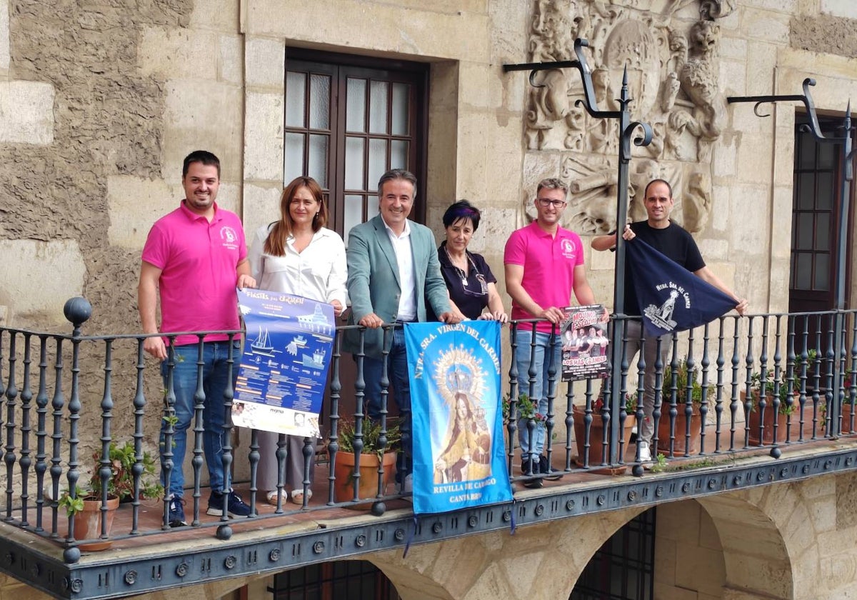 El alcalde, Diego Movellán, junto a la concejala de Cultura, Laura Ara, la pedánea de Revilla, Raquel Cuerno, y miembros de la comisión de fiestas.