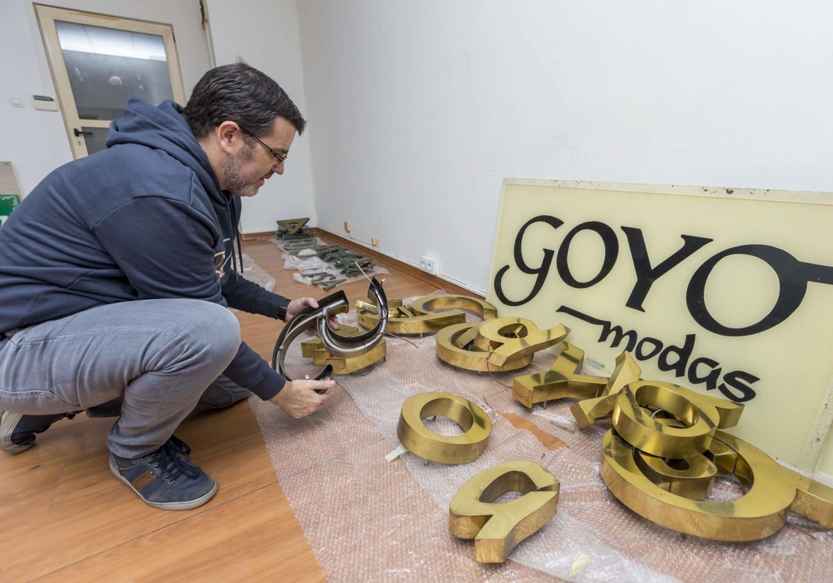 Federico Barreda con uno de los rótulos rescatados por el proyecto Santatipo.