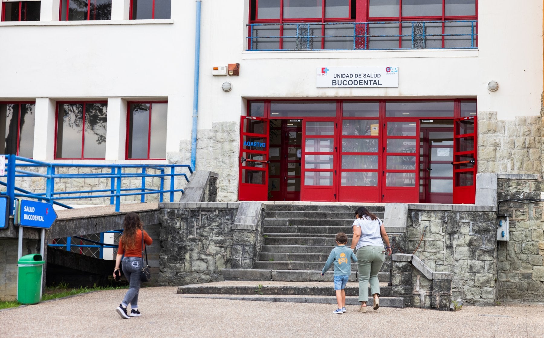 Varias personas acceden al servicio de Salud Bucodental, situado en el Hospital de Liencres.