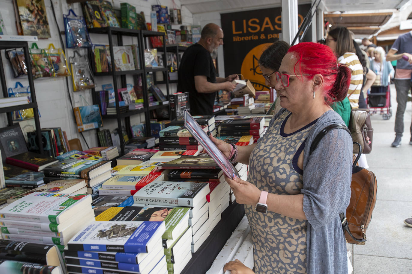 Una visitante revisa un cuento en una de las librerías presentes