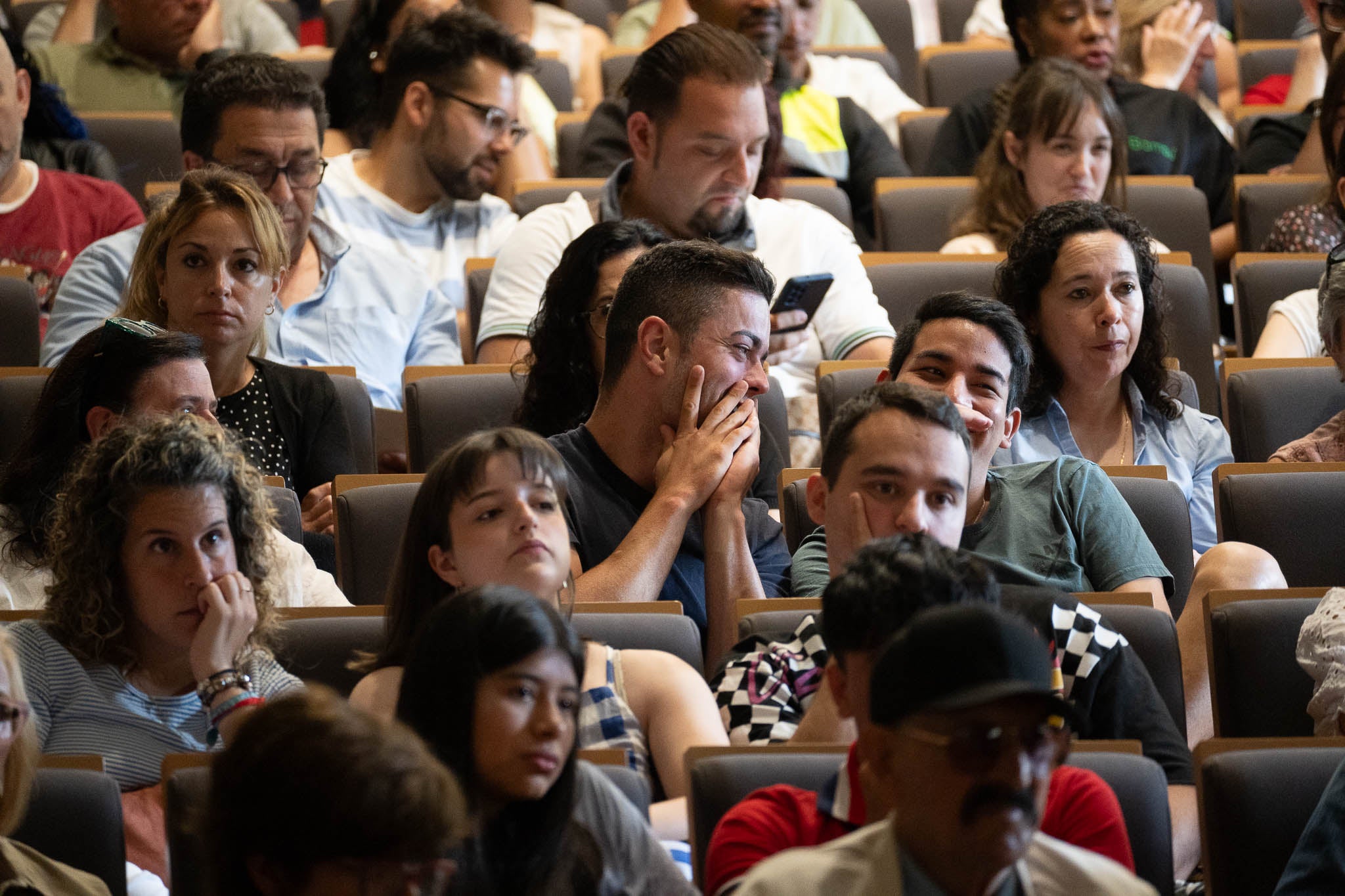 «Que me tocase el sorteo me solucionaría la búsqueda», comentaba antes de empezar Daniel Pelayo, uno de los muchos aspirantes (en el centro de la imagen, charlando con un amigo).