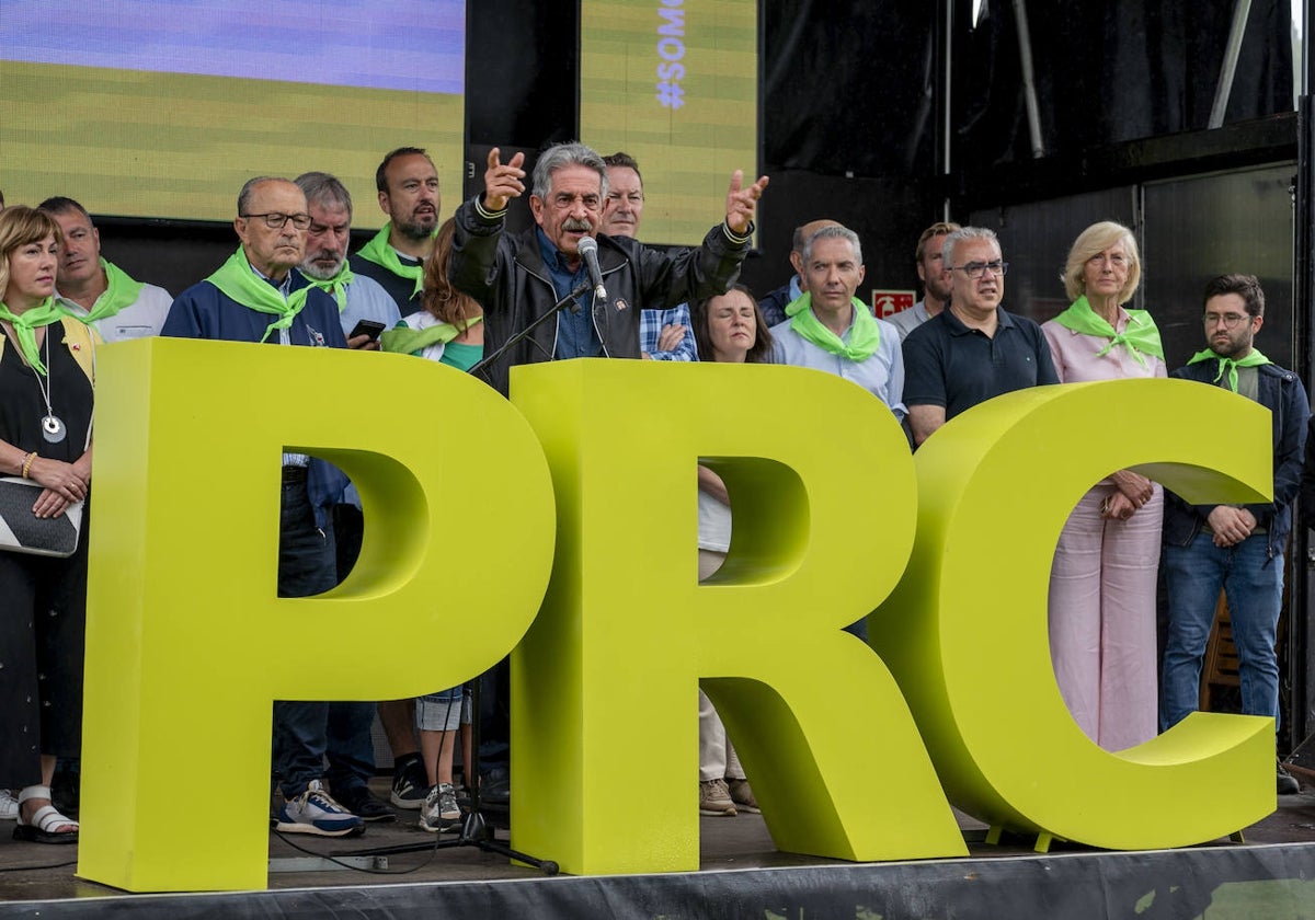 Revilla, rodeado de la plana mayor del PRC, durante su intervención en la última Fiesta Regionalista.