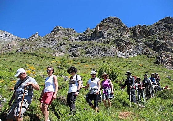 Grupo de turistas en una ruta por Picos de Europa