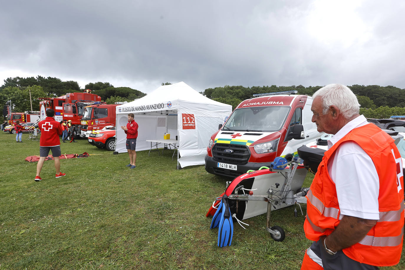 La exhibición reunió medio centenar de vehículos e instrumental utilizado por los servicios de emergencia en su trabajo.