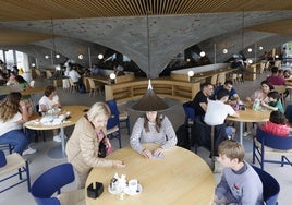 Instalaciones de la cafetería del Museo Marítimo del Cantábrico, ayer, repletas de clientes.