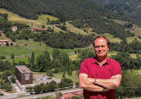 Jesús Celada, con el Centro de Visitantes del Parque y los Picos de Europa de fondo