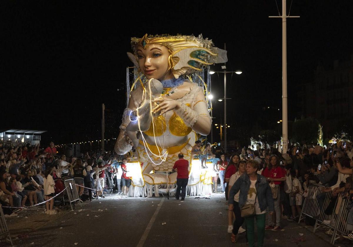 La ganadora, una gran y espectacular sirena con un bebé en brazos.