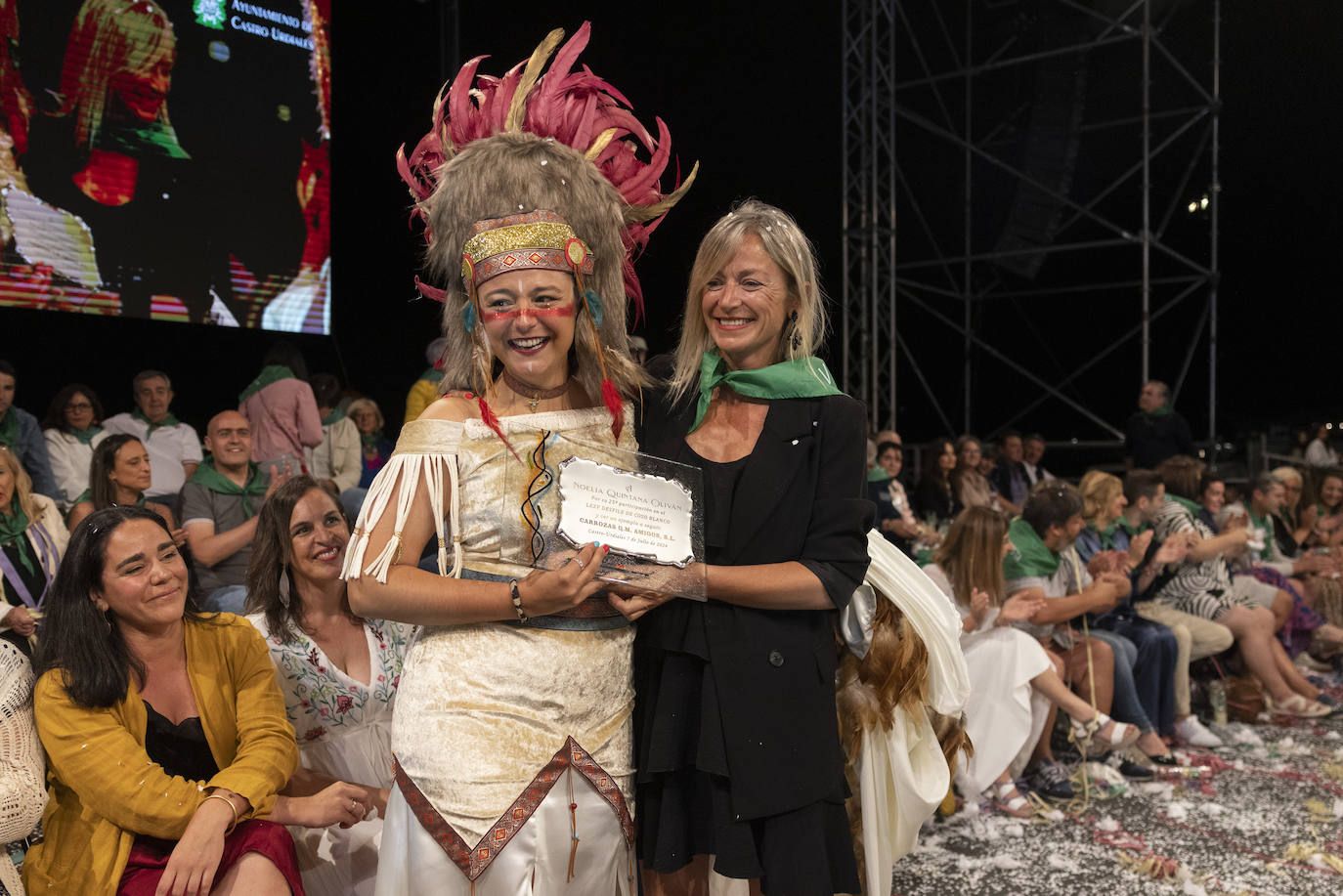 La alcaldesa de Castro entregó un reconocimiento a Noelia Quintana por sus 25 años de recorrido en el Coso Blanco.