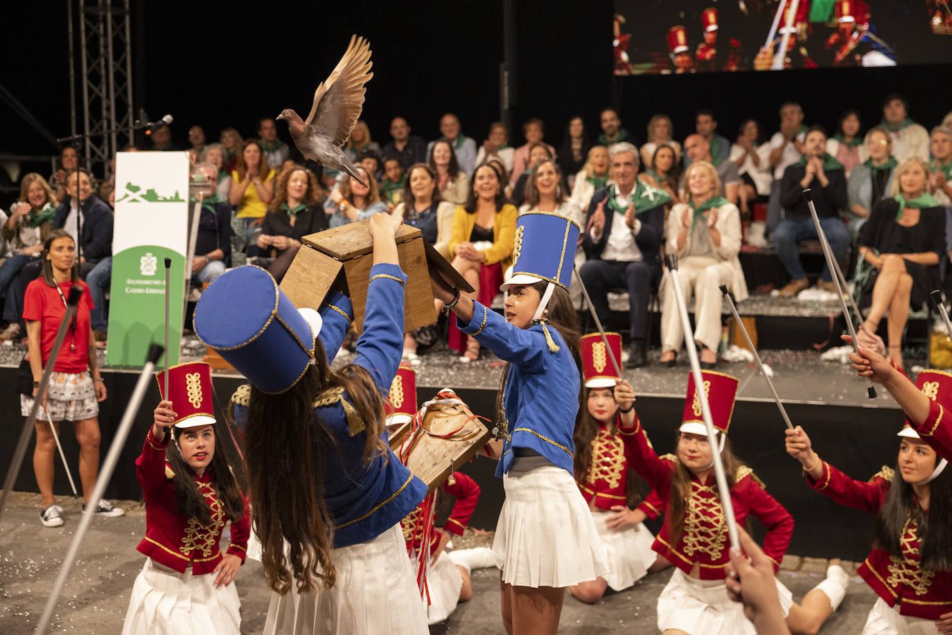 El desfile se abrió con la suelta de palomas de las majorettes de Reinosa.