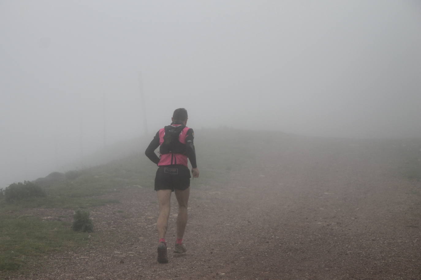 La prueba estuvo marcada por las duras condiciones climáticas, donde el viento, el frío y en especial el rocío obligaron a los participantes a concentrarse aún más en sus pisadas.