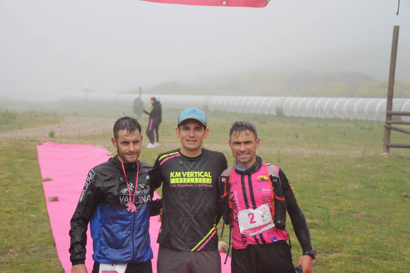 El podio de la maratón de 36 kilómetros de La Herradura de Campoo, con Pedro Gómez en tercera posición, junto al ganador Víctor García y Raúl Pérez Nestar en segunda posición. 