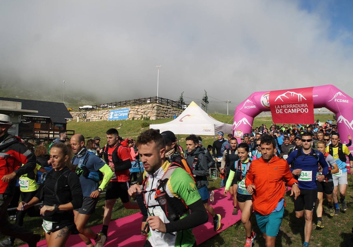 Imagen principal - El podio de la maratón de 36 kilómetros, Pedro Gómez (3º), Víctor García (1º) y Raúl Pérez Nestar (2º)