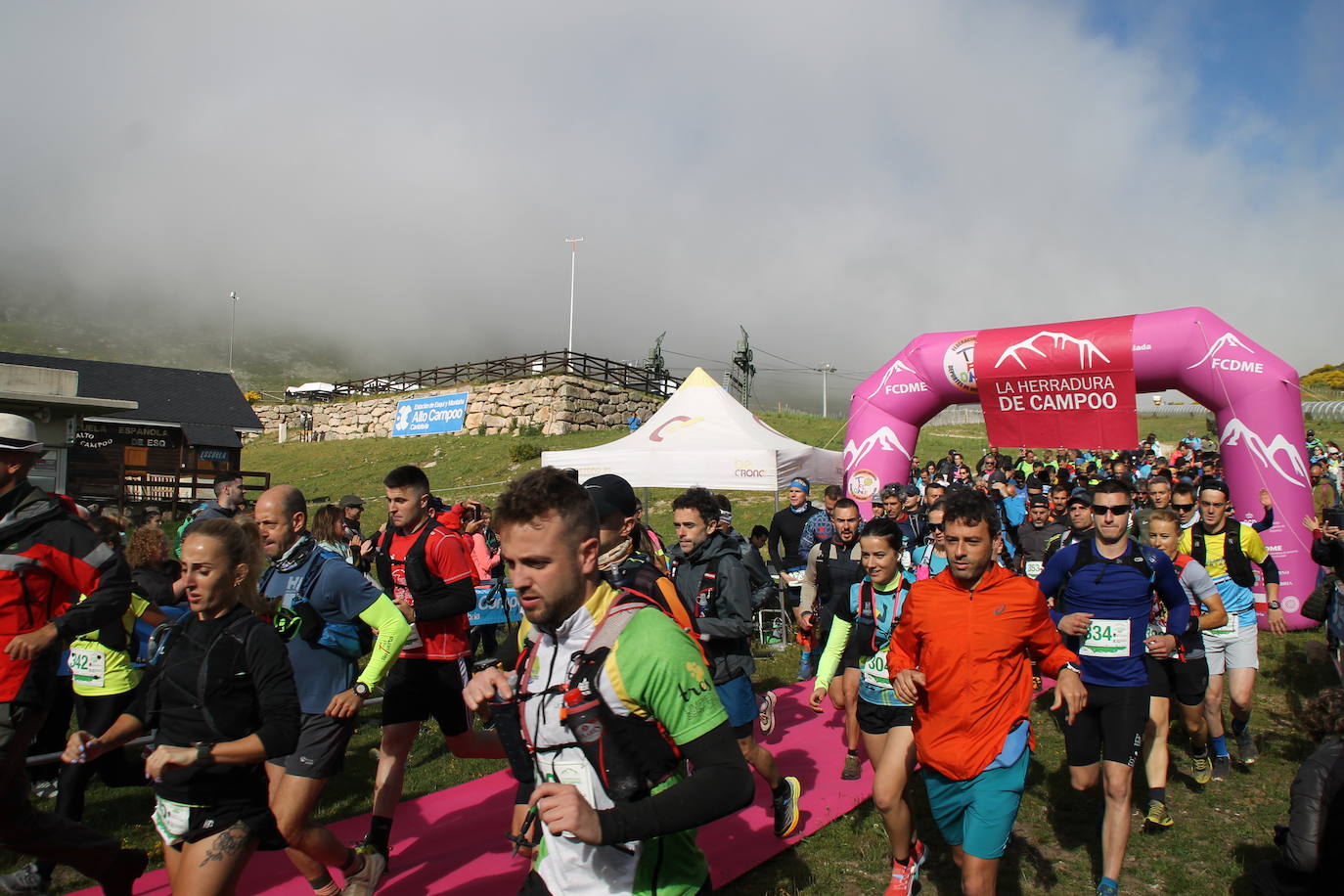 Por su parte, los corredores del trail de 20 kilómetros y los «andarines» comenzaron a las 10:00 horas a los pies de la estación de esquí de Alto Campoo.