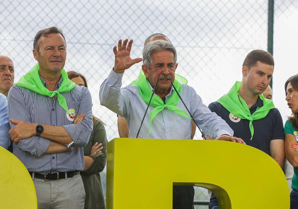 El líder de los regionalistas, Miguel Ángel Revilla, durante su discurso en la fiesta del PRC, celebrada en Rasines.