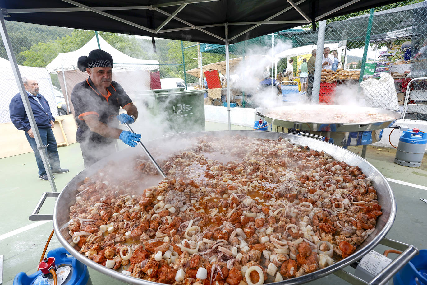 Tras el discurso de Revilla, se celebró una comida popular, cuyo plato principal fue la paella. 