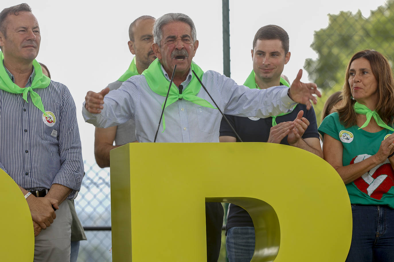 Miguel Ángel Revilla, durante el discurso. En la imagen, Guillermo Blanco, Sergio Castro, Paula Fernández y Javier López Estrada. 