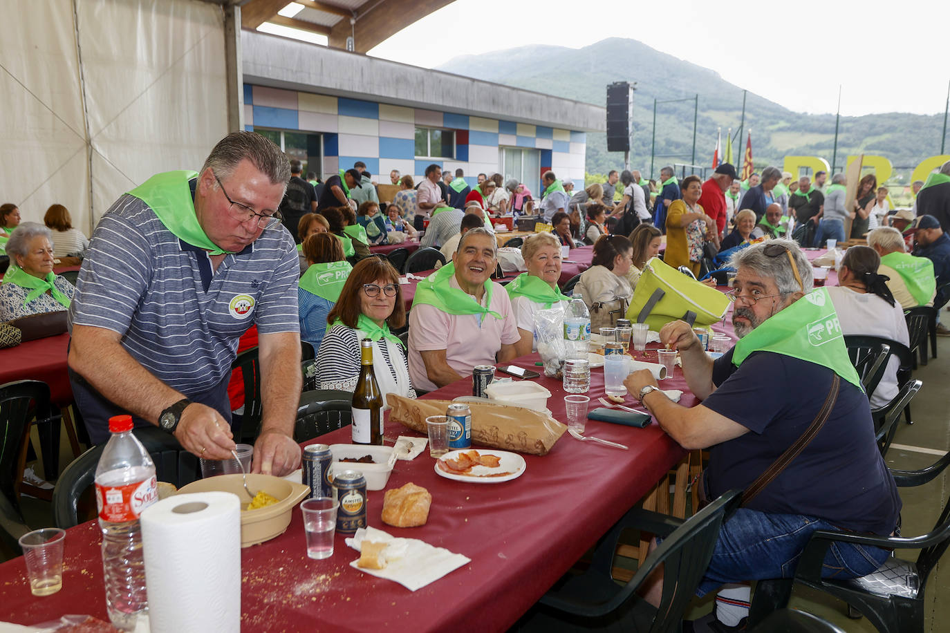 Los asistentes a la fiesta regionalista, durante la comida popular. 