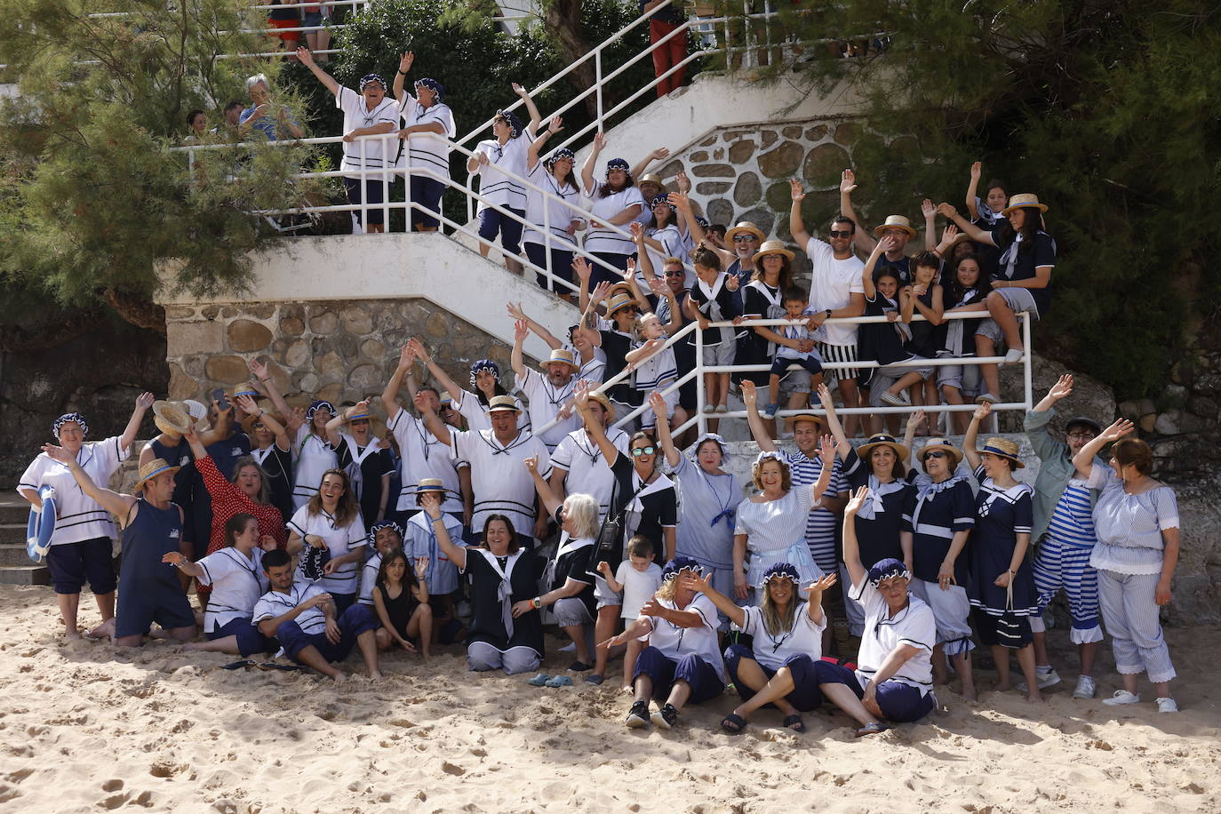 Los peñistas antes de lanzarse al mar de la primera playa de El Sardinero junto a Fran Arias, concejal de Turismo, y Lorena Gutiérrez, concejala de Barrios. 