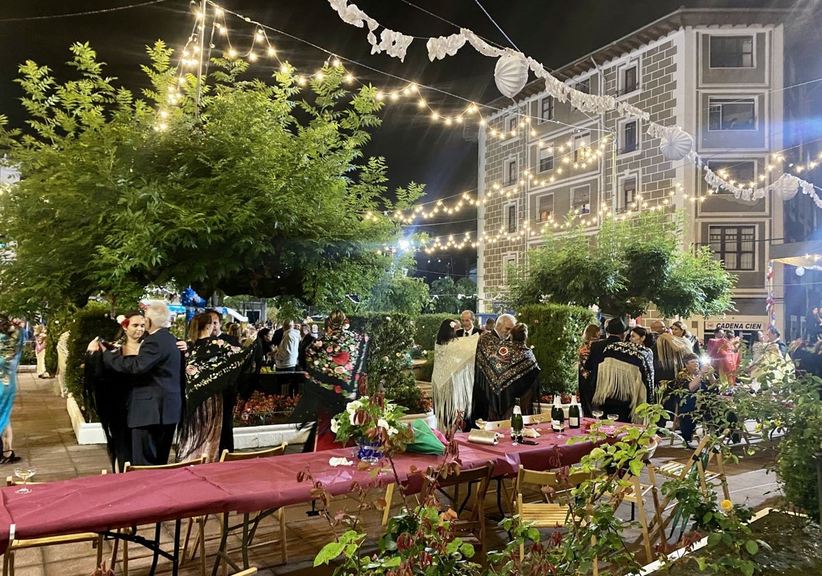 Imagen principal - Las parejas bailaron en los Jardines frente a la plaza del pueblo.
