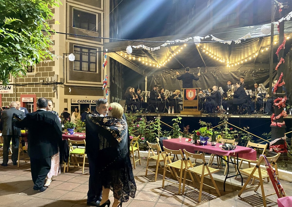 Imagen secundaria 1 - Las parejas bailaron en los Jardines frente a la plaza del pueblo.